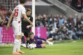 Kristijan Jakic (FC Augsburg, midfield, #17), Finn Dahmen (FC Augsburg, goalkeeper, #1), COLOGNE,