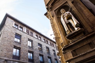Statue of Giovanni Villani on the facade of Loggia del Mercato Nuovo. Florence, Province of