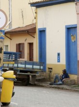Seating man in the Sidewalk, 29/12/2009, São Luís do Paraitinga, São Paulo, Brazil