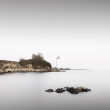 The Maltzien lighthouse is located at the foot of a small cliff on the southern tip of the Zudar