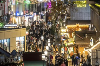 Busy shopping street in Essen, Kettwig Straße, pedestrian zone, pre-Christmas lighting Essen Light