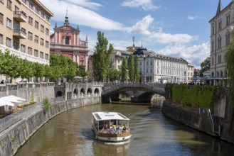 River Ljubljanica, sightseeing boat with passengers, triple bridge (Tromostovje), Ljubljana,