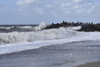Storm and breakwater, tetrapods, Dolossen on the Danish North Sea, Denmark