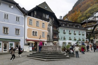 Tourists taking pictures, market square, Hallstatt, Upper Austria, Salzkammergut, Austria. 29.10
