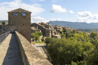 Houses on hillside medieval village of Ainsa, Aínsa-Sobrarbe, Huesca province, Aragon, Spain