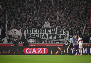 Referee Harm Osmers discusses with game leaders Atakan Karazor VfB Stuttgart (16) goalkeeper Finn