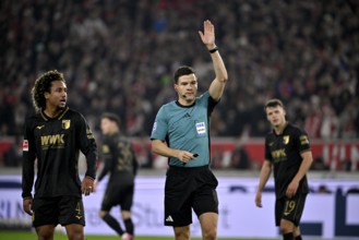 Referee Harm Osmer's gesture gesture Han-Noah Massengo FC Augsburg FCA (04) Robin Fellhauer FC