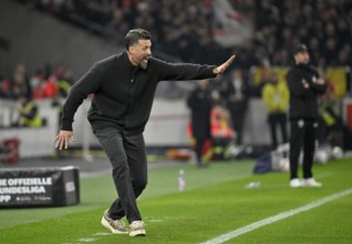 Coach coach Sandro Wagner FC Augsburg FCA gesture on the sidelines behind coach Sebastian Hoeness