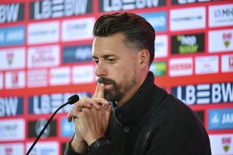 Press conference PK trainer coach Sandro Wagner FC Augsburg FCA portrait gesture thoughtful