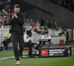 Coach coach Sandro Wagner FC Augsburg FCA gesture on the sidelines disappoints disappointment TV