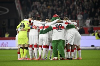 Team building, VfB Stuttgart team with mascot Fritzle VfB Stuttgart in front of the start of the
