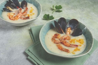 Cream soup, chowder with mussels and shrimp, American cuisine, homemade, no people