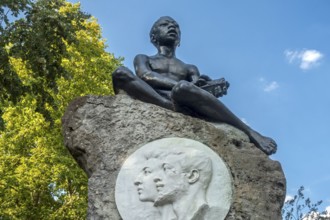 Monument for Lieven van de Velde with brother Jozef and Sakala, Het Moorken on rock at the