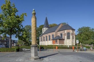 Pillar remembering World War One and Saint Giles church, Sint-Egidiuskerk in the village