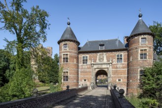 Kasteel van Groot-Bijgaarden, Château de Grand-Bigard, 12th-century moated castle in