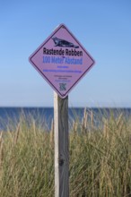 Sign, keep your distance from seals, on the beach on the Baltic Sea, Ahrenshoop, Darß.,