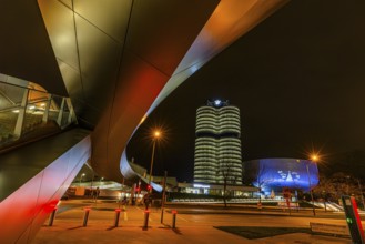 Federally illuminated BMW world, in the back the BMW Museum and the high-rise office building of