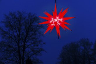 Red shining star at Christkindlmarkt, Historisches Hotel La Villa, Starnberger See, Niederpöcking,