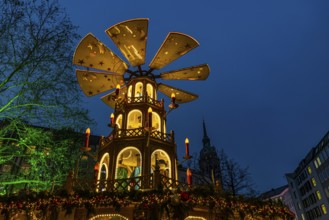Christmas market with three-story illuminated Christmas pyramid, Rindermarkt, Munich, Upper