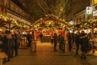 Beleuchteter Glühweinstand, Christkindlmarkt, Neuhauserstraße, Munich, Upper Bavaria, Bavaria,