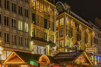 Stalls selling roasted almonds and mulled wine, Christkindlmarkt, illuminated Kaufingerstraße,