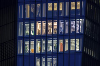 The lights are on in the evening at the offices of the European Central Bank (EBZ) in Frankfurt am