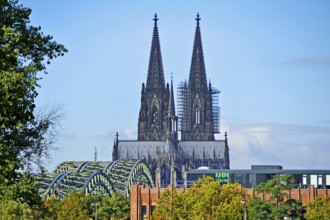 View of Cologne Cathedral seen from the exhibition hall, on the left the railroad bridges across