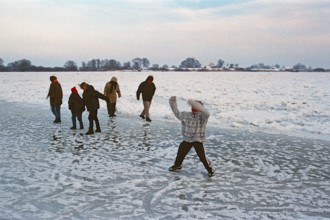 People walk across ice rink, frozen Elbe, Bleckede, Lower Saxony, Germany, January 03, 1997,