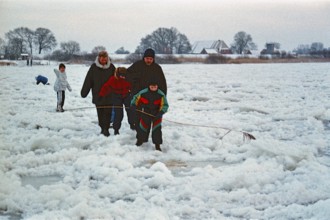 People walking across ice rink, family, children, frozen Elbe, Bleckede, Lower Saxony, Germany,