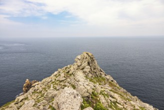 Seascape view to the horizon from a rocky peninsula at the coast, Crozon peninsula, Bretagne,
