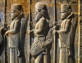 Gate relief in the trohnhalle with guards, Persepolis