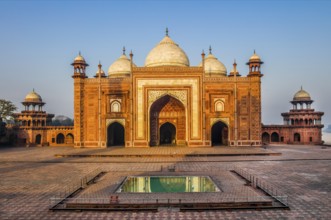Mosque on the Taj Mahal, the most famous building of the Mughal period in Agra