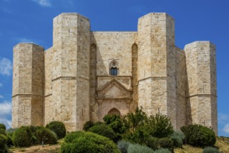 Octagonal castle - landmark of the region, Castel del Monte, Puglia