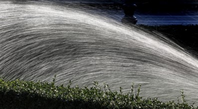 Lawn sprinkler, water, fresh water, symbolic picture, water, drops of water, rain, grass, drought,