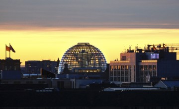 Visitor to the Reichstag dome at sunset Berlin, 05.11.2025, Berlin, Berlin, Germany