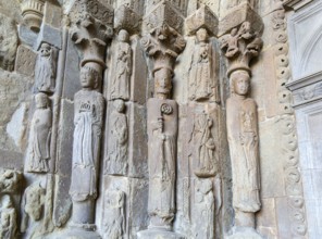 Stone carved figures doorway Iglesia de San Esteban, Romanesque church, Sos del Rey Católico, Cinco