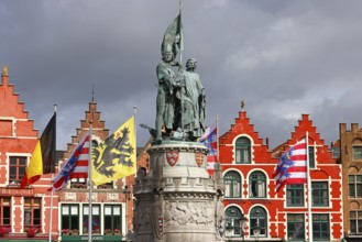Monumental monument to Jan Breydel and Pieter de Coninck in front of historic staircases on the