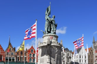 Monumental monument to Jan Breydel and Pieter de Coninck in front of historic houses on the market