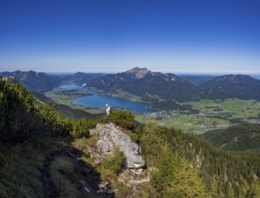 Hikers on the way to Rettenkogel with Wolfgangsee, Postalm, Osterhorn Group, Salzkammergut,