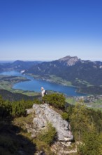 Hikers on the way to Rettenkogel with Wolfgangsee, Postalm, Osterhorn Group, Salzkammergut,