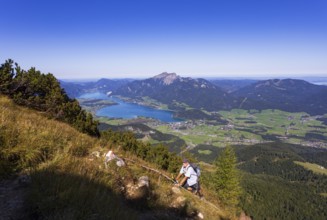 Hikers at the Iron Ladder on the way to Rettenkogel with Wolfgangsee, Postalm, Osterhorn Group,