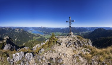 Summit cross on Rettenkogel with Wolfgangsee, Postalm, Osterhorn Group, Salzkammergut, Province of
