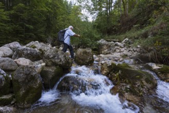 Hikers on the way to Rettenkogel and Bergwerkskogel, Schöffaubach, Postalm, Osterhorn Group,