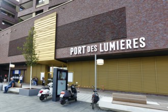 Museum of Immersive Art, Port des Lumières, Westfield Überseequartier, passers-by, modern shopping
