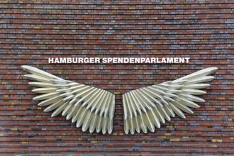 Facade with wings, sculpture, Hamburger Spendenengel artwork, inscription Hamburg Donations