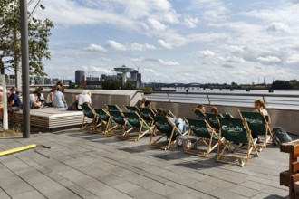Sun loungers on the Elbe promenade with views of the Elbe and the harbor, tourist group, Westfield