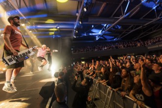 Chriggi (Christian Comba, keyboardist), Mal Élevé (Pablo Charlemoine, singer) and Carlito (Carlos