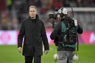 Coach Coach Kasper Hjulmand Bayer 04 Leverkusen TV camera Allianz Arena, Munich, Bavaria, Germany
