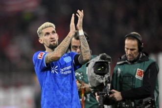 Robert Andrich Bayer 04 Leverkusen (08) thanks fans gesture gesture TV camera Allianz Arena,