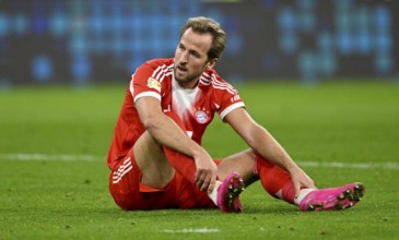 Harry Kane FC Bayern Munich FCB (09) sitting on grass, disappointed, disappointment, Allianz Arena,